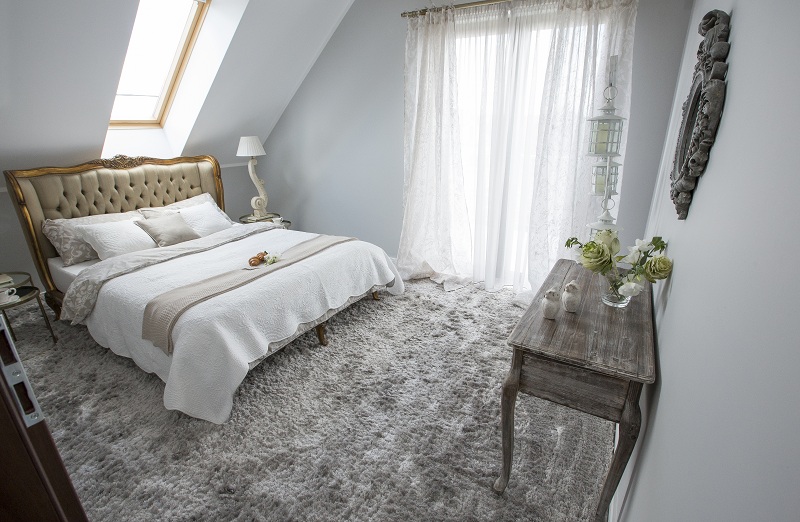 łóżko z zagłówkiem