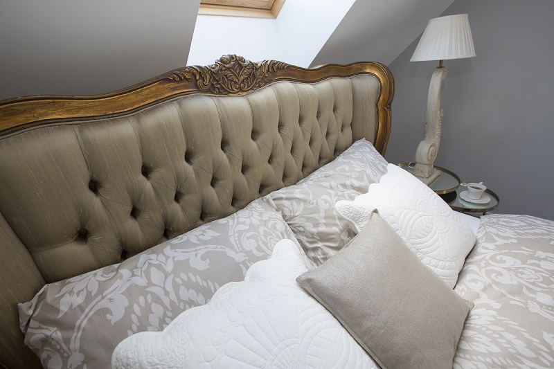 łóżko z zagłówkiem