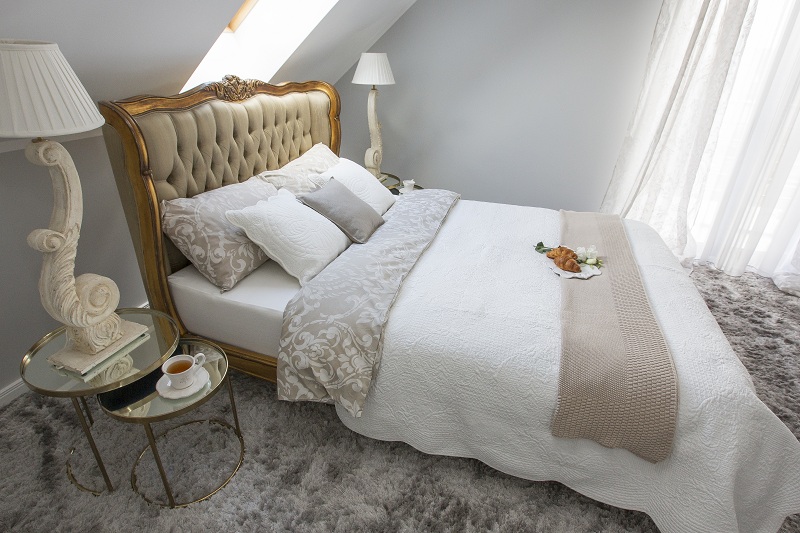 łóżko z zagłowkiem