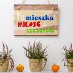 napis na drewnie