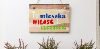 napis na drewnie