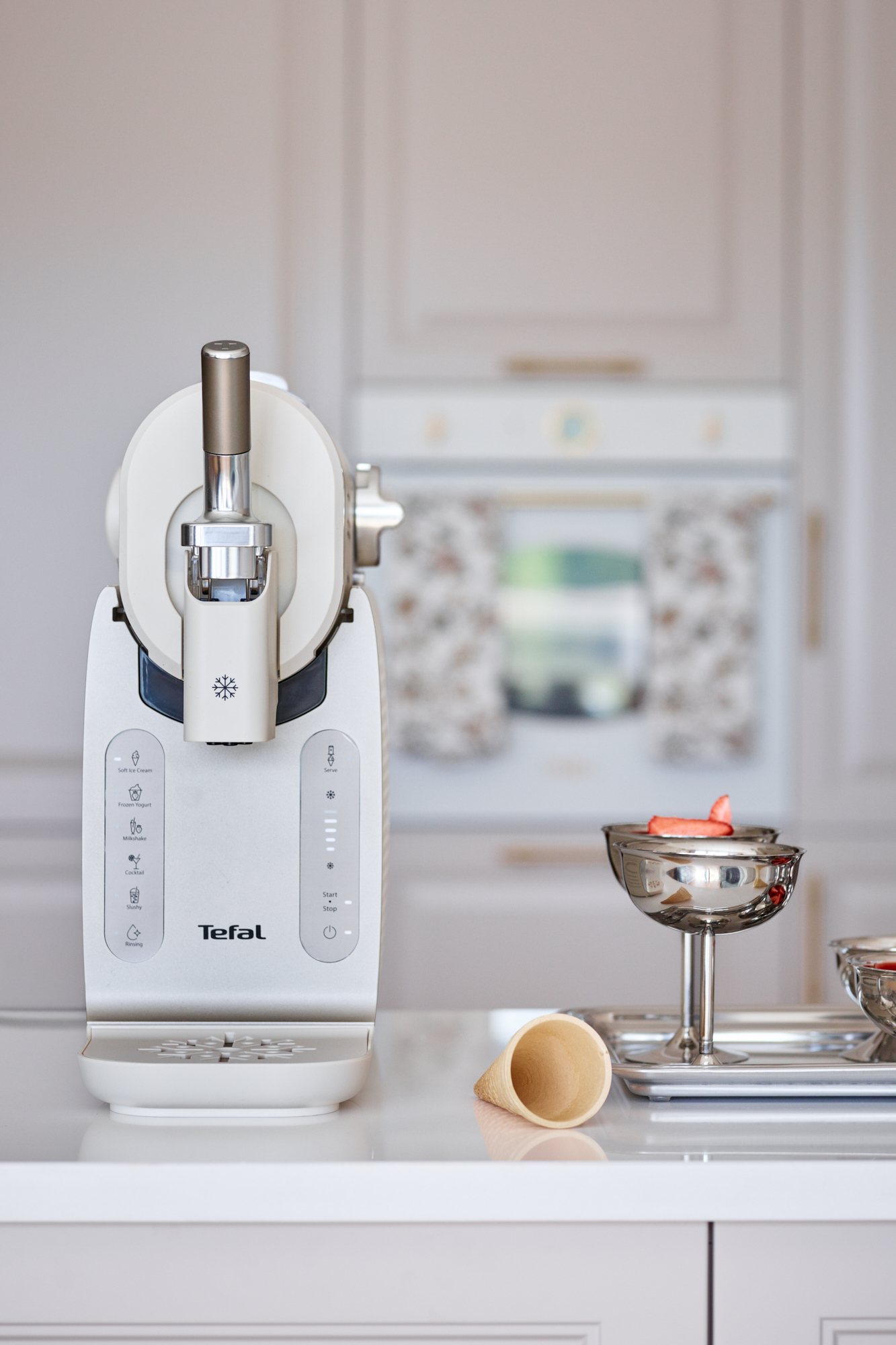 Domowa lodziarnia z maszynką do lodów Tefal Freezi IG803AE0